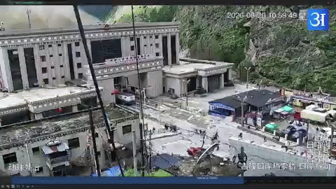 지난달 26일(현지시간) 네팔과 중국 국경의 히말라야 산악지대에서 발생한 대규모 홍수 당시 양국 국경 검문소 CCTV에 포착된 모습.(영상=엑스)