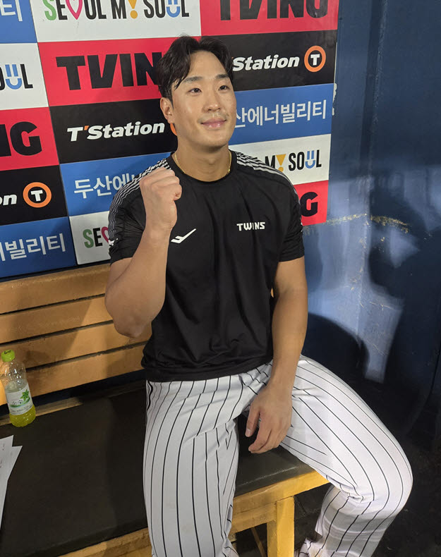 경기 후 더그아웃에서 수훈선수 인터뷰를 하는 송찬의. 사진=이석무 기자