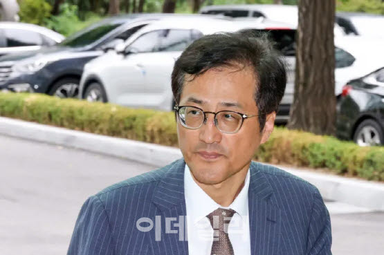 6·3 지방선거 및 중앙선거관리위원회의 갖가지 의혹을 들여다보는 이태한 선관위 특별검사가 21일 서울 서대문구 경찰청으로 향하고 있다. (사진=연합뉴스)