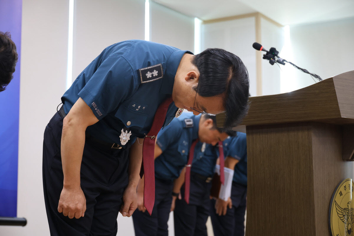 고평기 제주경찰청장이 지난달 27일 제주경찰청에서 '실종 허위종결' 경찰관에 대한 정식 수사가 시작된 지 13일 만에 고개를 숙여 사과의 뜻을 전달하고 있다. (사진= 연합뉴스)