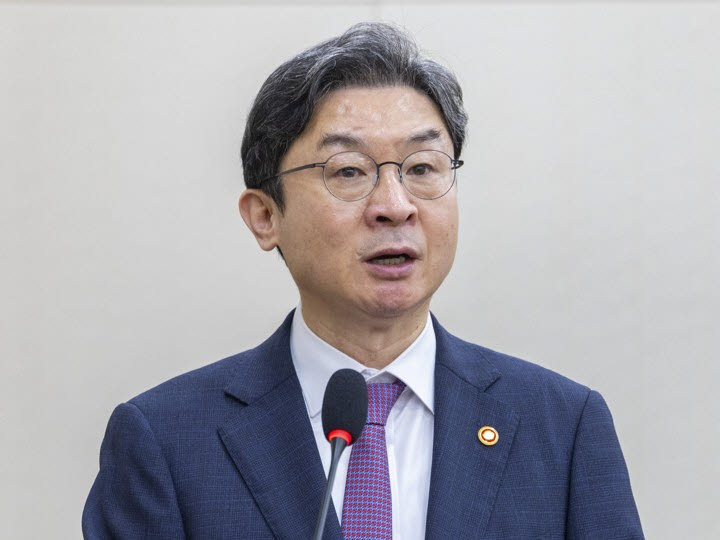 이억원 금융위원장이 지난달 26일 국회에서 열린 정무위원회 전체 회의에 출석해 2025 회계연도 결산안 통과에 대한 인사말을 하고 있다. (사진=연합뉴스)