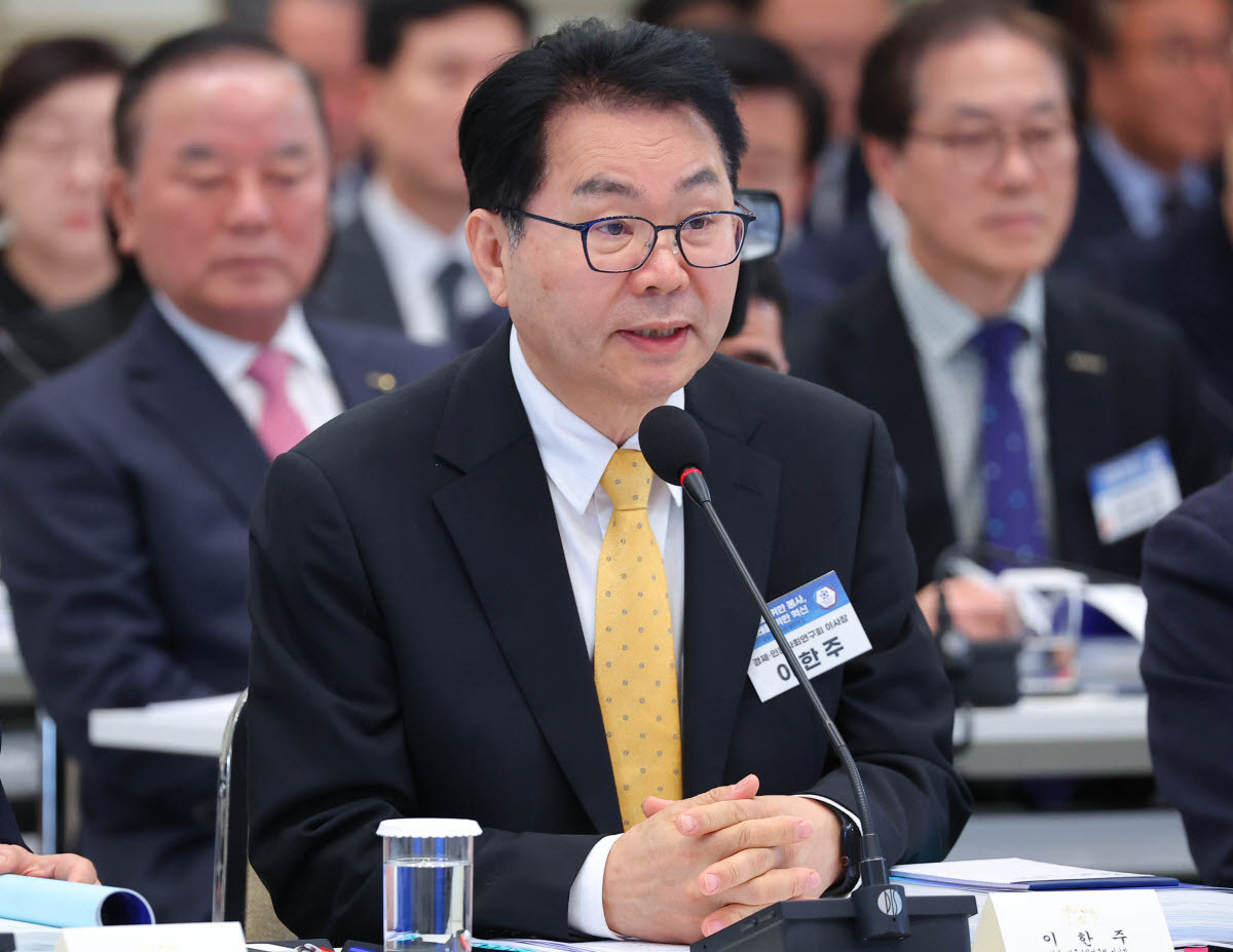이한주 경제·인문사회연구회 이사장이 지난 4월 17일 청와대 영빈관에서 열린 이재명 대통령 주재 공공기관 및 유관기관 업무보고에서 보고하고 있다. (사진=연합뉴스)