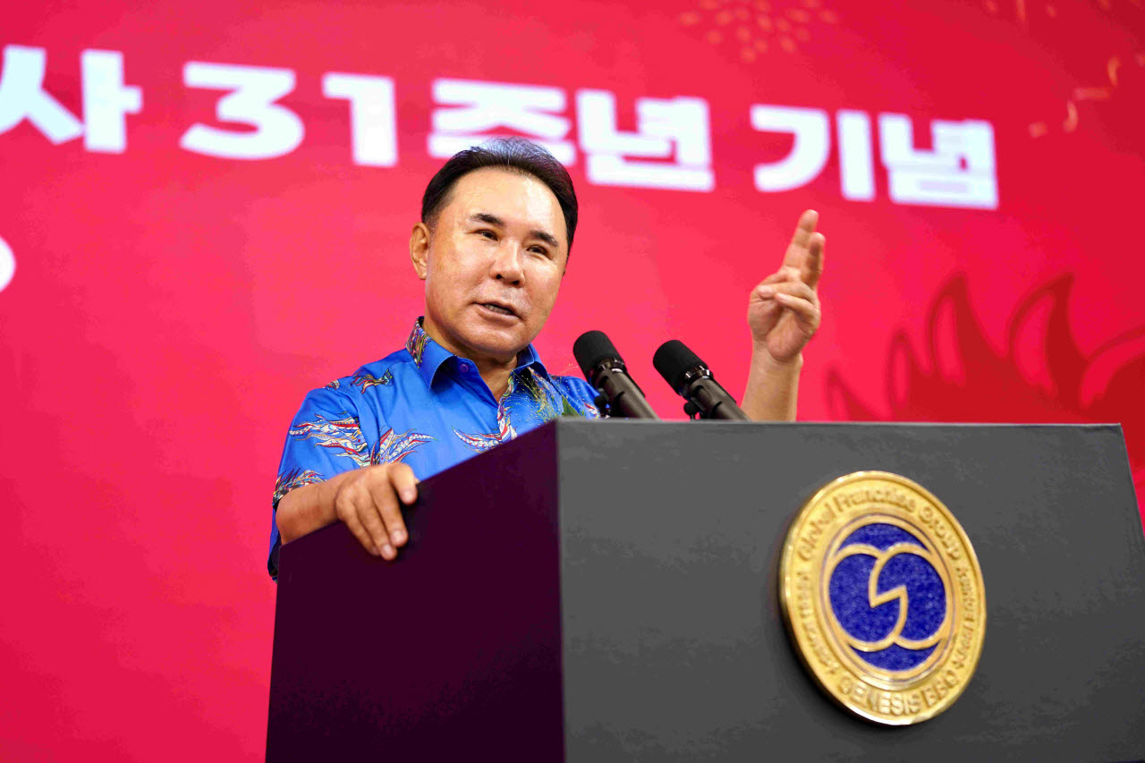 지난 1일 경기 이천시 치킨대학에서 윤홍근 제너시스BBQ 회장이 창립 31주년 기념 발표를 하고 있다. (사진=제너시스BBQ)