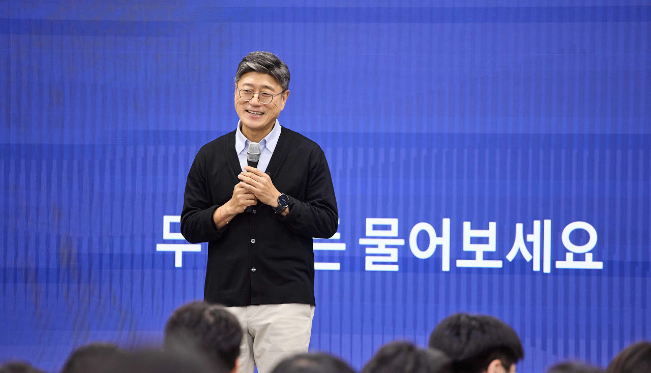 정재헌 SKT CEO가 참석자와 질의응답을 주고받는 모습