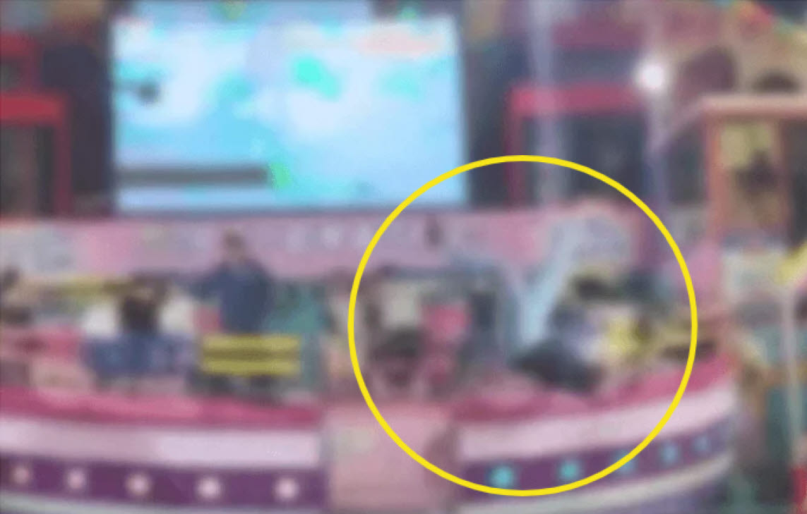 지난달 23일 인천 월미도의 한 놀이공원에서 탑승객이 디스코팡팡을 타다 기구 밖으로 추락하는 사고가 발생했다. (이미지=JTBC '사건반장' 갈무리)