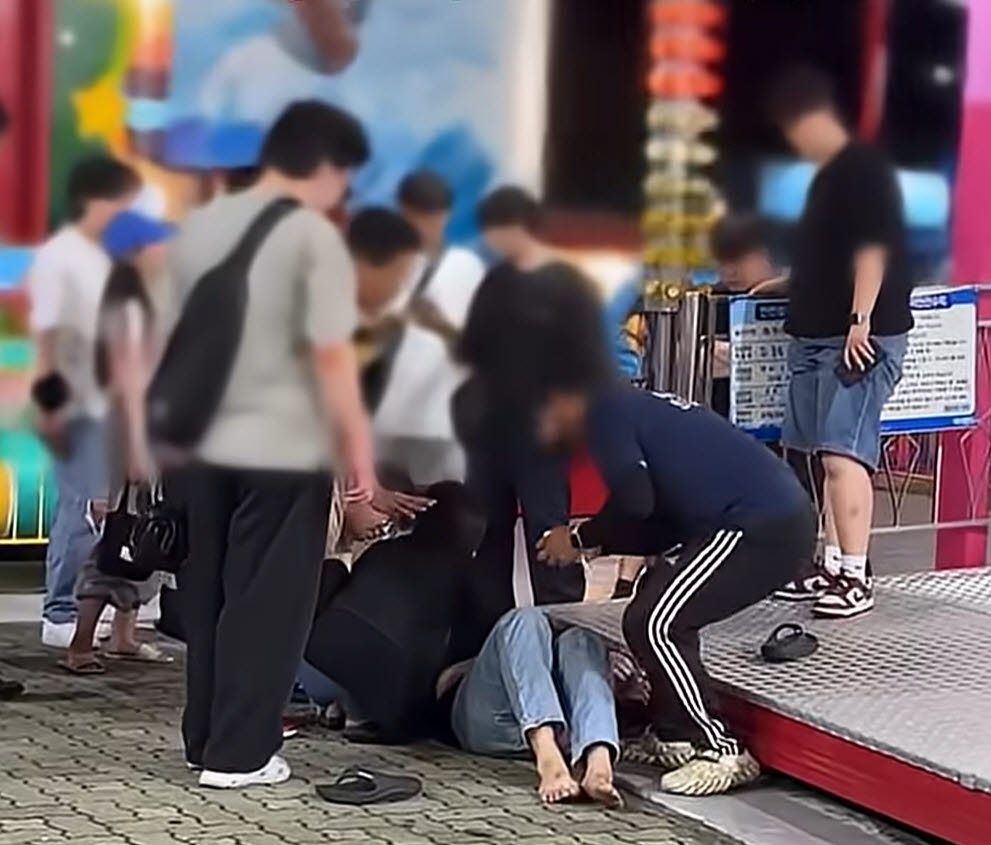 디스코팡팡 밖으로 추락한 남성이 바닥에 쓰러져 있다. (사진=SNS 캡처)