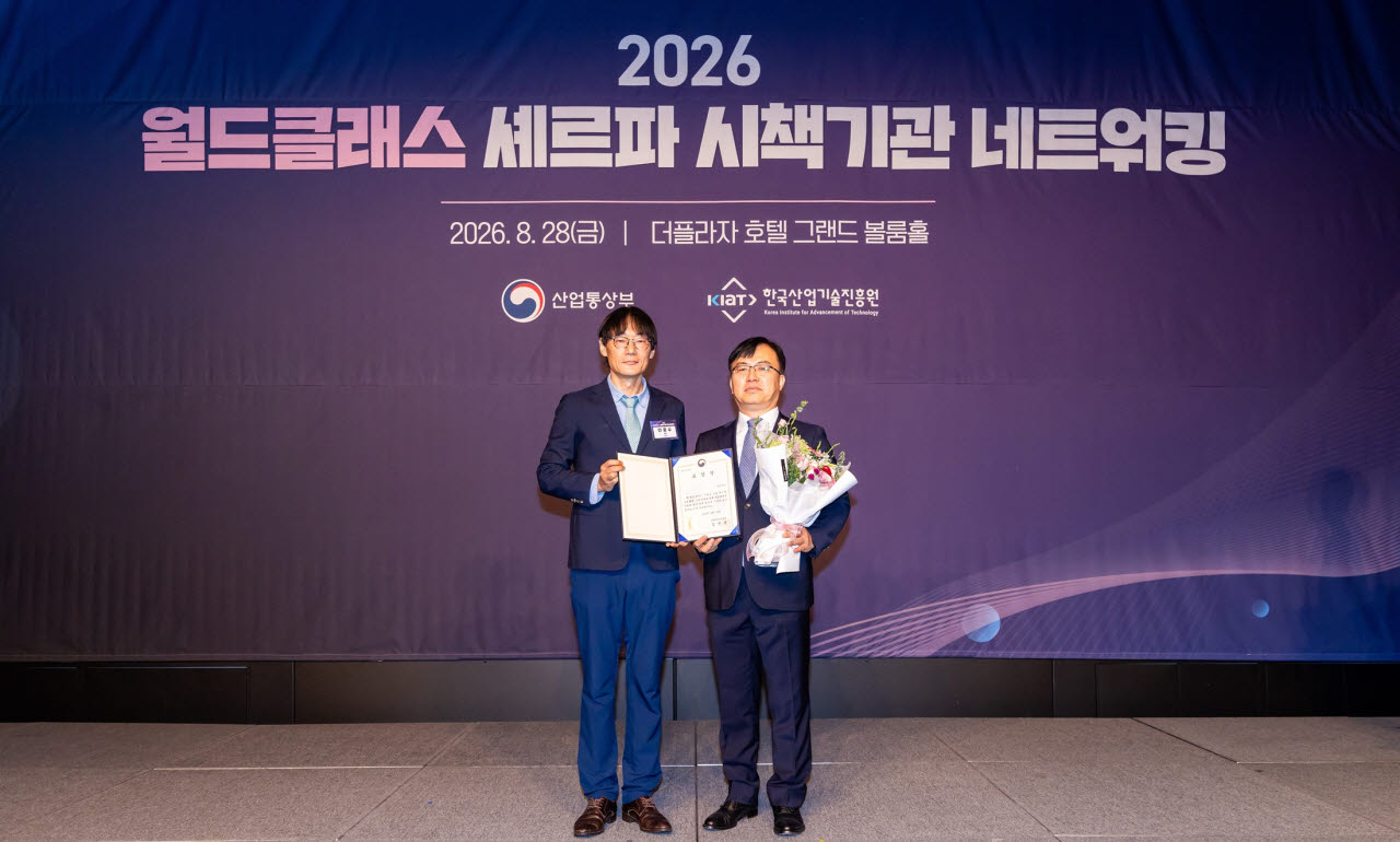 (왼쪽부터)안응수 산업통상부 중견기업지원과장과 조정훈 엘앤에프 경영관리본부장이 기념사진을 찍고 있다. (사진=엘앤에프)