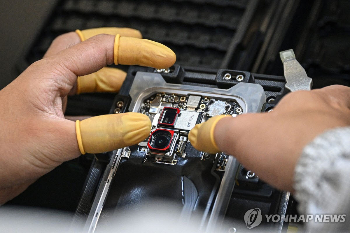 중국의 한 스마트폰 공장. (사진=AFPBB/로이터)