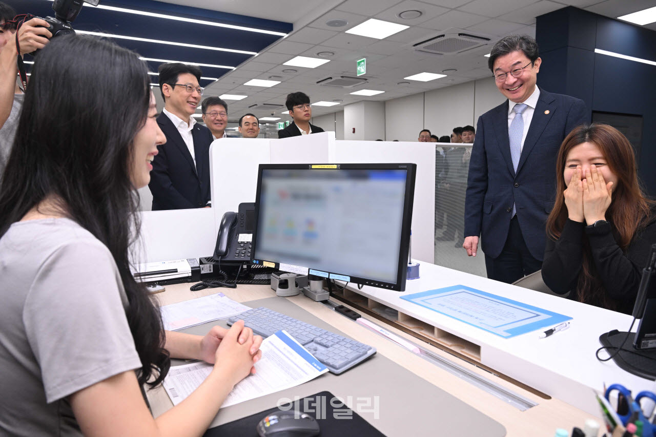[포토] 금융위, SCB 대출 약정 시연