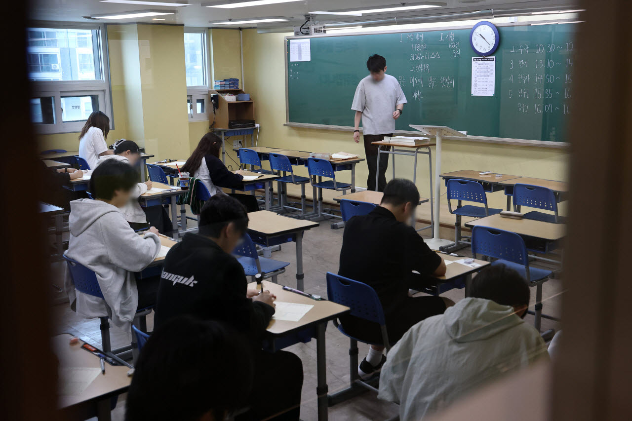 2027학년도 대학수학능력시험 9월 모의평가가 치러진 2일 서울 양천구 종로학원 본원에서 수험생들이 시험지 배부를 기다리고 있다. (사진=연합뉴스)