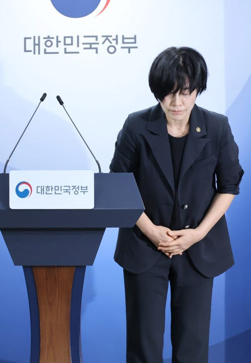 현수엽 보건복지부 1차관이 2일 서울 종로구 정부서울청사에서 열린 아동학대 예방 및 대응 보완 대책 발표에 앞서 천안 아동학대 사망사건에 대해 사과하고 있다. (사진=연합뉴스)