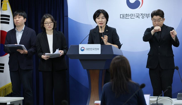 현수엽 보건복지부 1차관이 2일 서울 종로구 정부서울청사에서 아동학대 예방 및 대응 보완 대책을 발표한 뒤 기자들의 질문에 답하고 있다.(사진=연합뉴스)