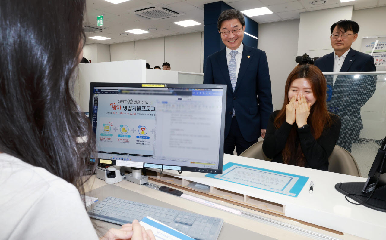 이억원 금융위원장이 2일 서울 종로구 중소기업은행 광화문지점에 방문해 소상공인 특화 신용평가(SCB; Small Business Credit Bureau) 은행권 시범운영 상황을 살펴보고, 현장 정책 수요자와 관계기관 의견을 청취했다.(사진=금융위원회)