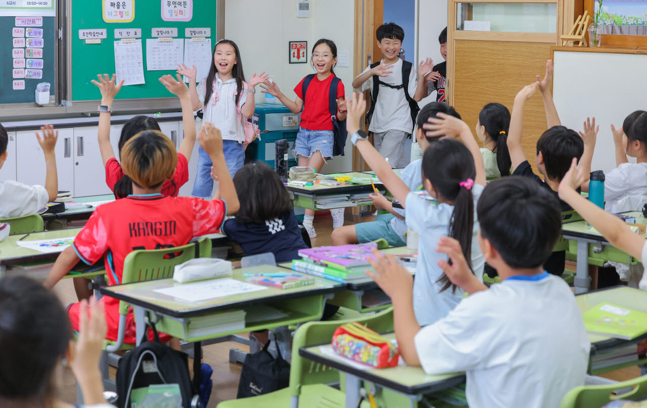 지난달 20일 개학한 경기도 수원시 영통구 영덕초등학교 교실에서 학생들이 친구들과 인사하고 있다. (사진=연합뉴스)