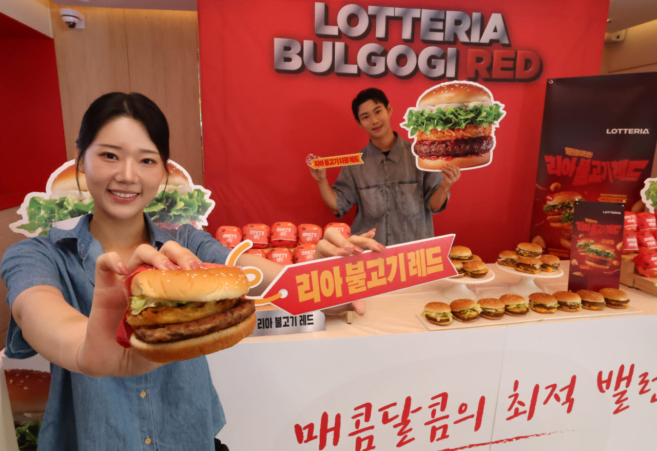 [이데일리 방인권 기자] 롯데리아가 2일 서울 용산구 롯데리아 숙대입구역점에서 신메뉴 ‘리아 불고기 레드’ 2종을 선보이고 있다.롯데리아의 신제품 '리아 불고기 레드'와 '리아 불고기 더블 레드'는 기존 리아 불고기의 달콤한 풍미에 청양고추를 활용한 매운맛을 더해 이른바 '맵단' 풍미를 구현한 것이 특징이다.