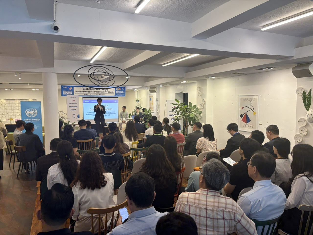 1일 대전 궁동 카이로스 카페에서 '한-몽 혁신 포럼'이 열린 가운데 UNIDO ITPO, UN WOMEN, 몽골 과학단지청(Science Park Administration, SPA) 노롭 텍시바야르(NOROV TEGSHBAYAR) 원장을 필두로 한 몽골 대표단과 현지 스타트업, 국내 투자사 및 스타트업 관계자들이 강연을 듣고 있다. (사진=대전창조경제혁신센터 제공)