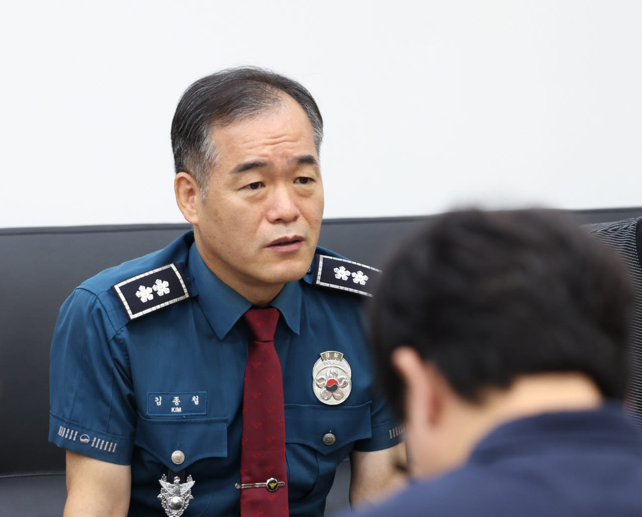 경찰청 차장으로 자리를 옮겨 경찰청장 직무대행을 맡게 된 김종철 경남경찰청장이 2일 오전 경남 창원시 의창구 경남경찰청에서 이임식을 앞두고 취재진의 질문에 답하고 있다. (사진=연합뉴스)