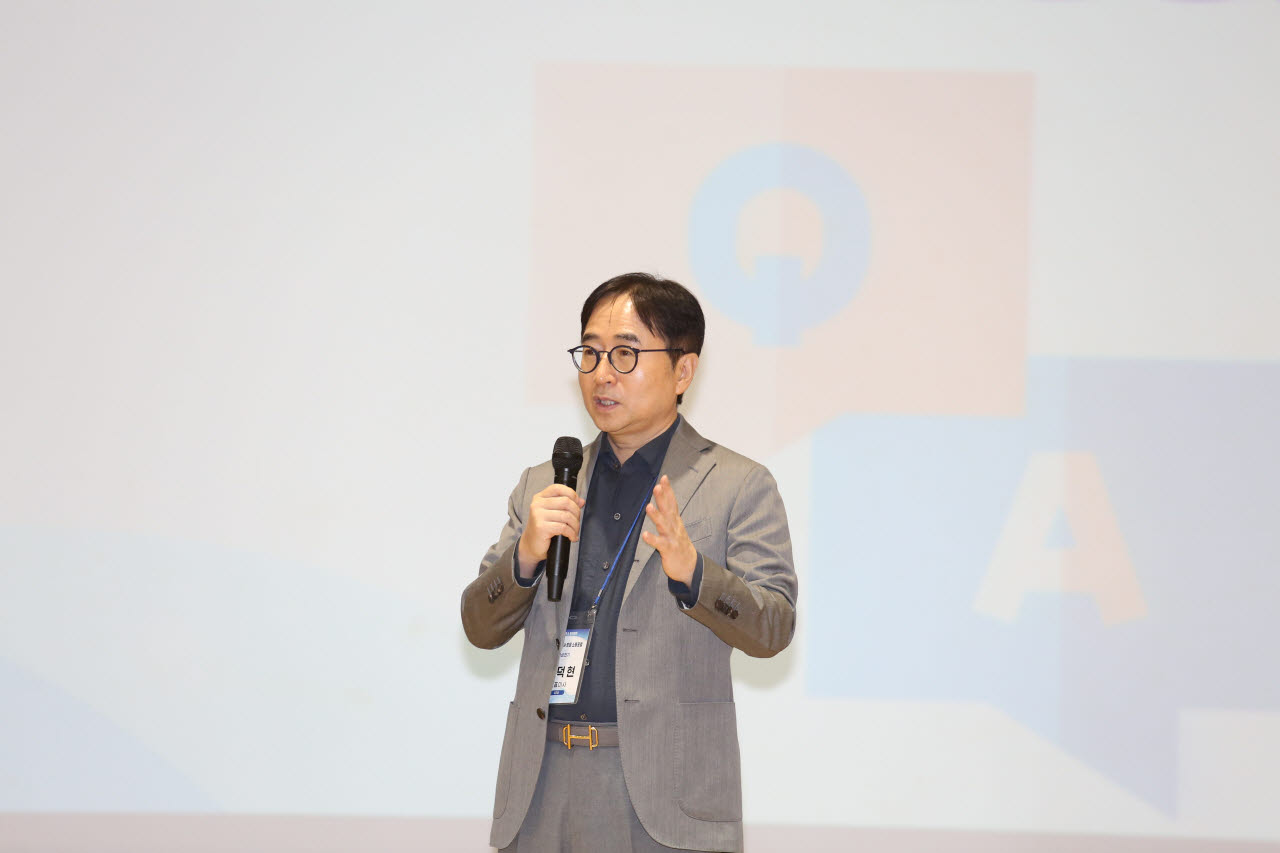 삼성전기 장덕현 사장이 협력사를 방문해 발표하고 있다. (사진=삼성전기)