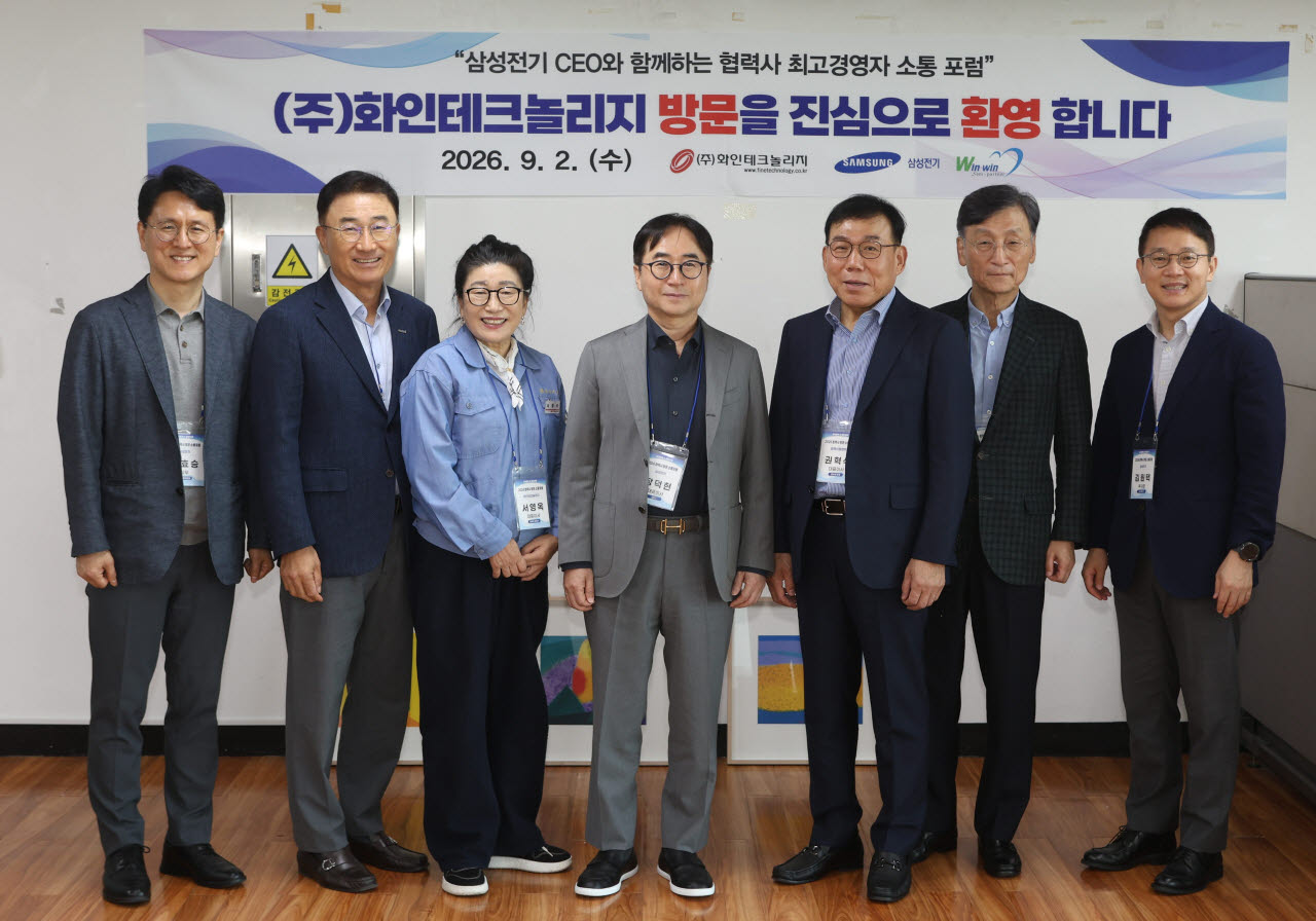삼성전기 장덕현 사장(왼쪽에서 네번째)과 엠케이켐앤텍 권혁석 대표(왼쪽에서 다섯번째), 화인테크놀리지 서영옥 대표(왼쪽에서 세번째)가 동반성장 소통포럼에서 기념사진을 촬영하고 있다. (사진=삼성전기)