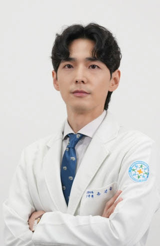 [전문의 칼럼] 밤마다 쑤시는 어깨, 나이 탓으로 넘기지 마세요
