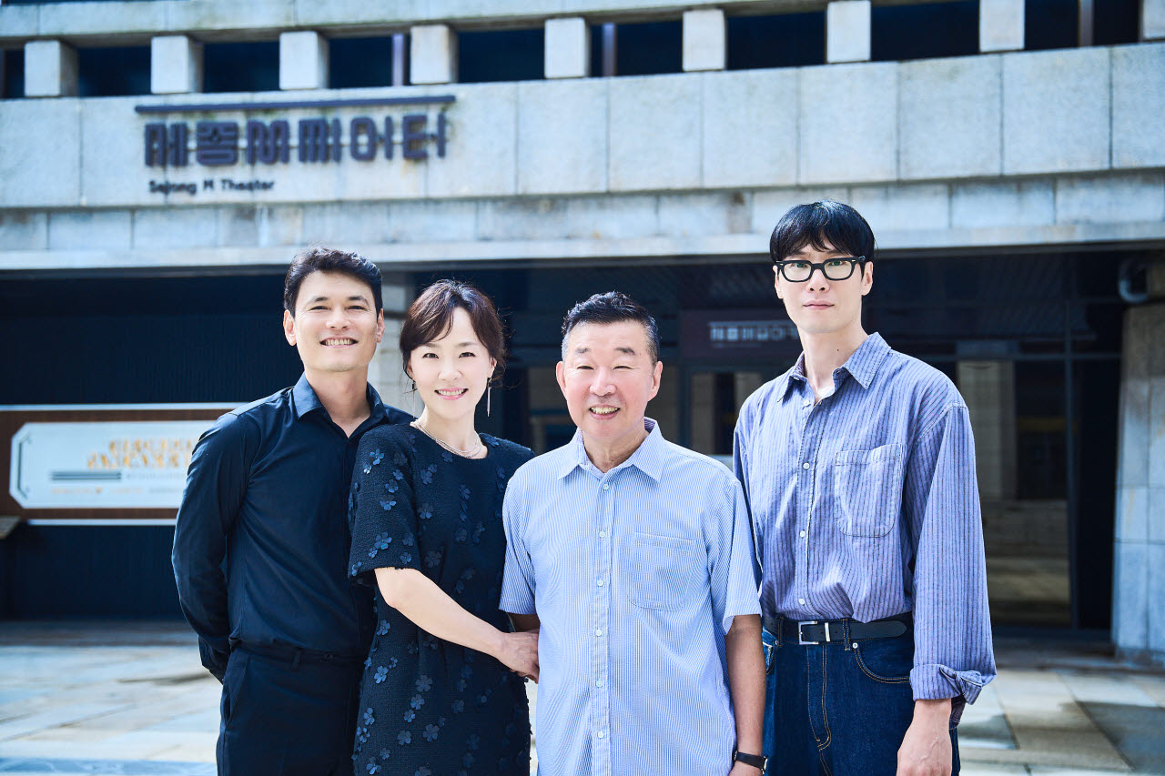 (왼쪽부터) 배우 서동갑, 최지연, 정의신 연출, 배우 김동원 (사진=세종문화회관)
