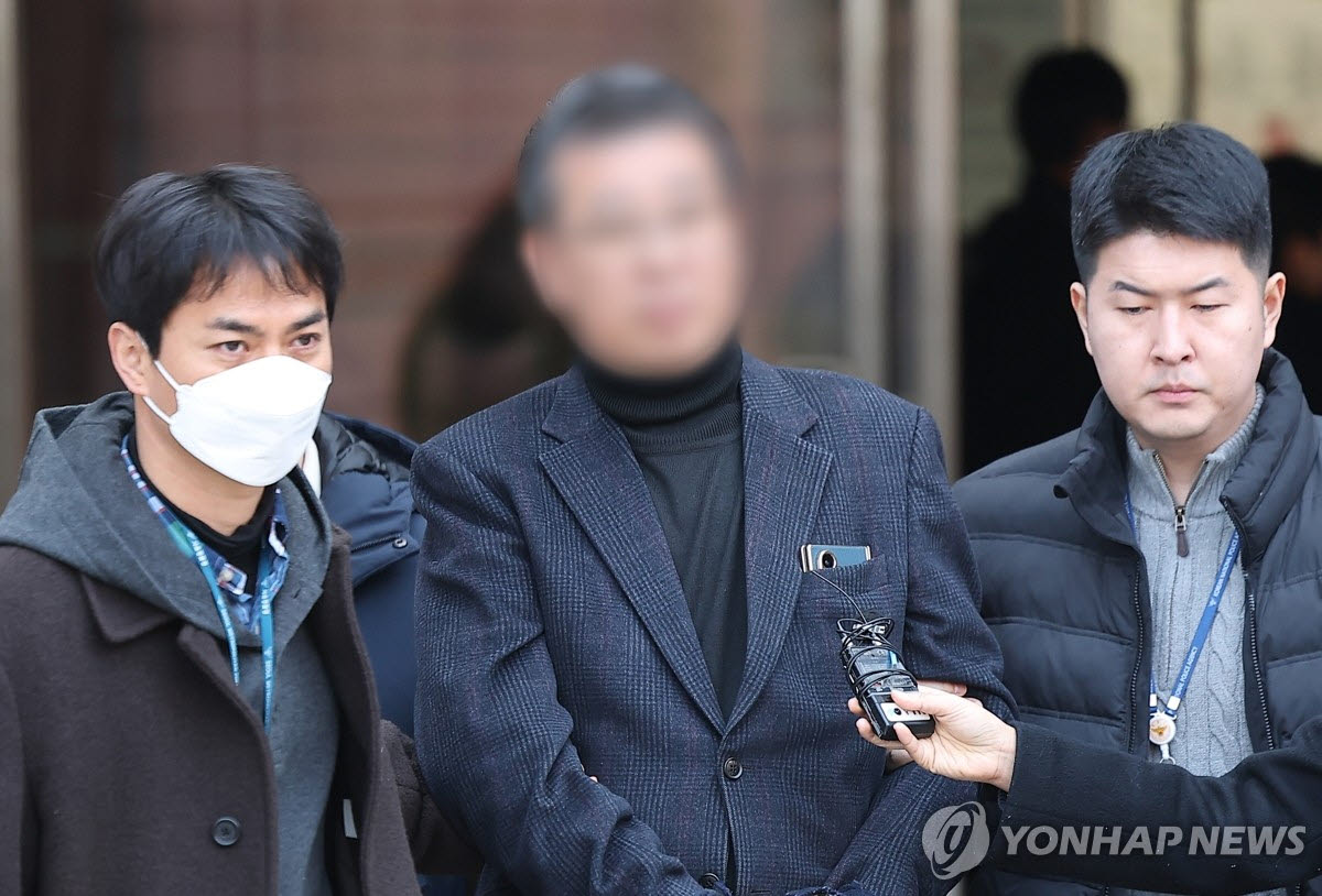 생활지도 등을 빌미로 여성 장애인들과 강제 성관계를 맺거나 유사 성행위를 강요한 혐의 등(성폭력처벌법상 장애인피보호자 간음 등·장애인복지법상 폭행)을 받는 중증장애인 거주시설 색동원 시설장 김모씨가 구속 전 피의자 심문(영장실질심사)를 마치고 지난해 2월 19일 서울 서초구 서울중앙지방법원을 나서고 있다. (사진=연합뉴스)