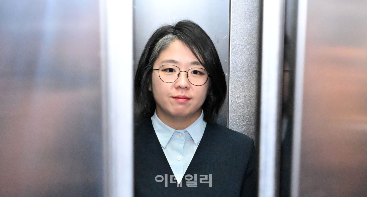 용혜인 성평등가족부 장관 후보자가 2일 오전 서울 서대문구 한국청소년활동진흥원에 마련된 인사청문회 준비 사무실로 출근하고 있다. (사진=이영훈 기자)