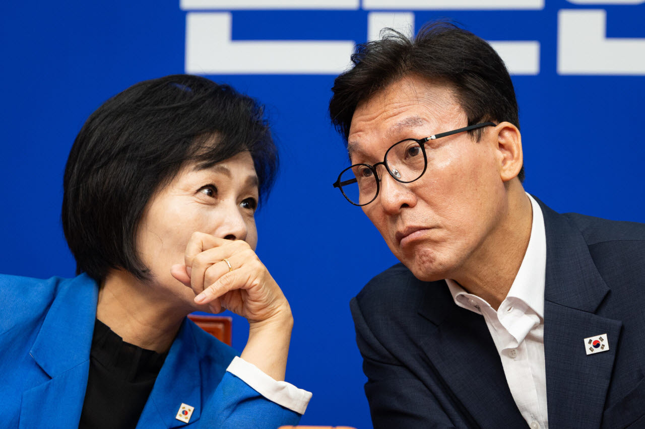 김민석 더불어민주당 대표와 최민희 최고위원이 31일 서울 여의도 국회에서 열린 최고위원회의에서 대화하고 있다. (사진=뉴스1)