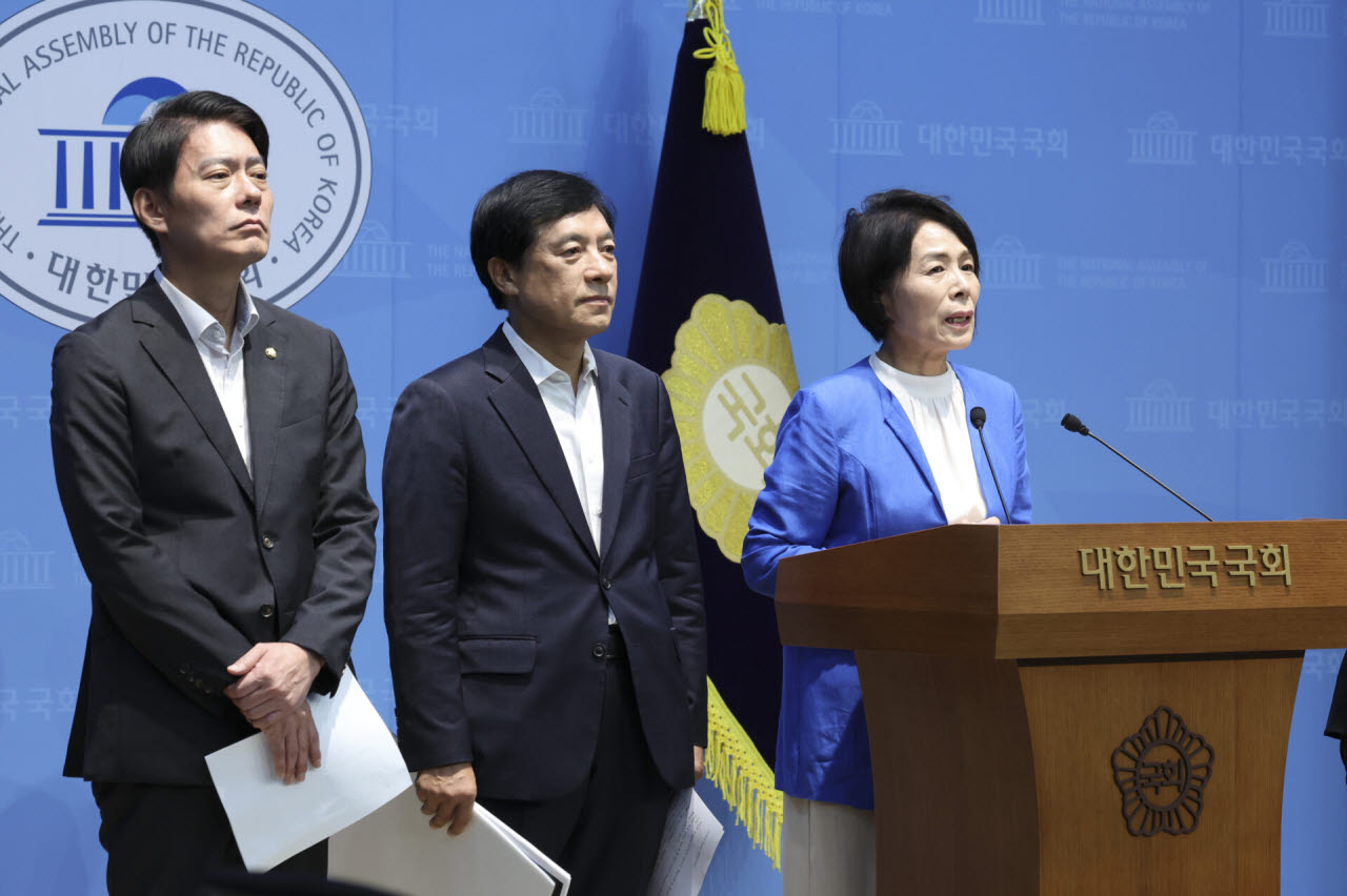 더불어민주당 최고위원에 출마한 최민희(오른쪽부터), 이성윤, 한민수 의원이 지난달 13일 오전 서울 여의도 국회에서 긴급 기자회견을 하고 있다. (사진=뉴스1)