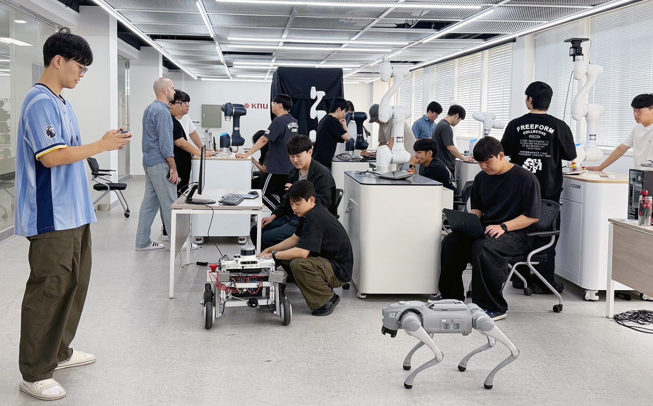 경북대 기계공학부 로봇자동화특성화실습실에서 학생들이 실습을 하고 있다.(사진=경북대)