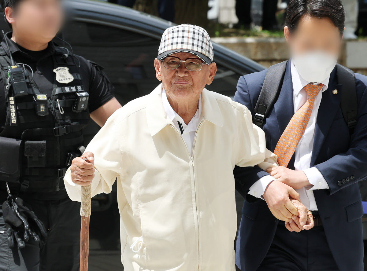 정당법 위반 혐의를 받고 있는 이만희 신천지 총회장이 지난 6월 24일 서울 서초구 서울중앙지방법원에서 열린 구속 전 피의자 심문(영장실질심사)에 출석하고 있다. (사진=연합뉴스)