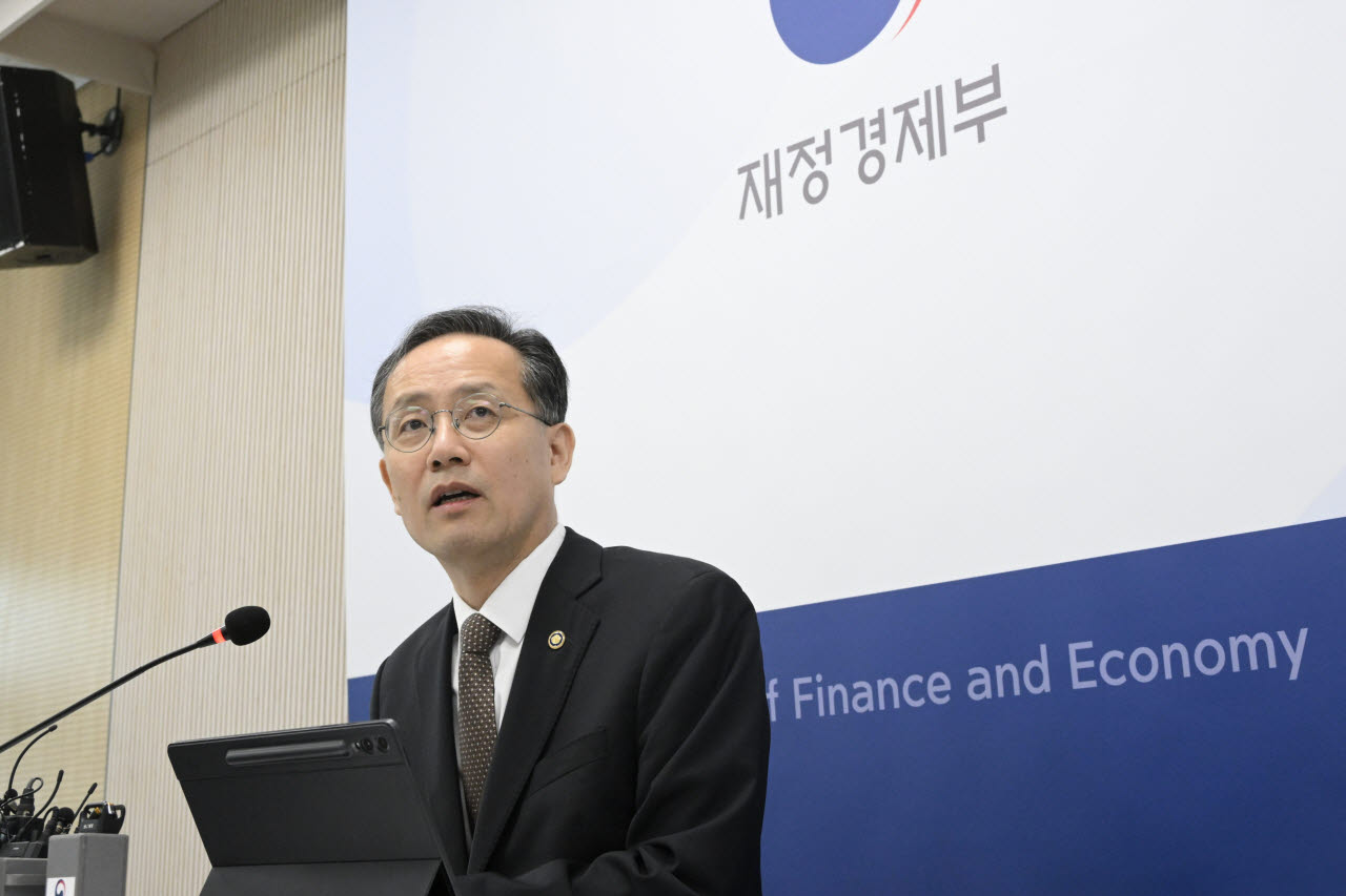 이형일 부총리 겸 재정경제부장관 후보자가 2일 정부세종청사 중앙동 기자실 방문, 기자단과 질의응답을 진행하고 있다.(사진=재정경제부)