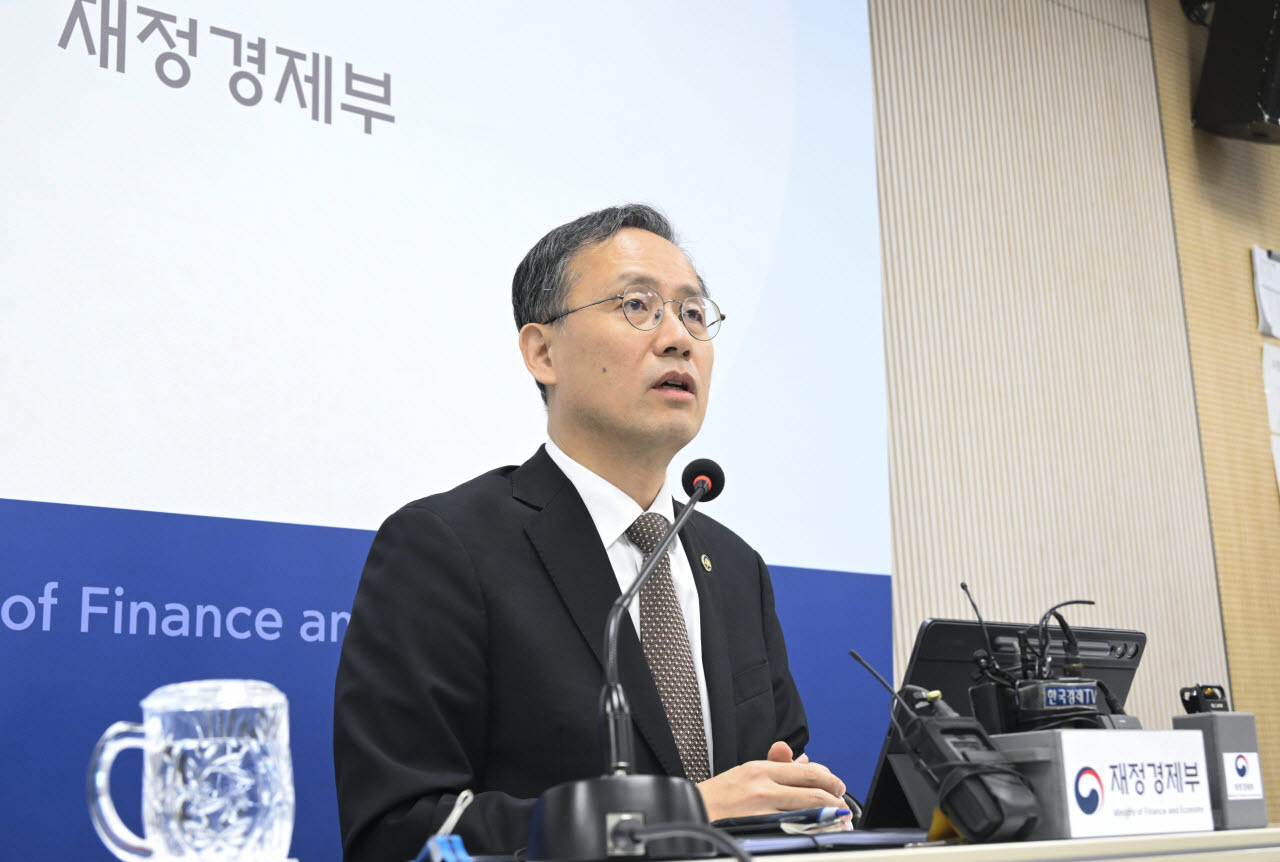 이형일 부총리 겸 재정경제부장관 후보자가 2일 정부세종청사 중앙동 기자실 방문, 기자단과 질의응답을 진행하고 있다.(사진=재정경제부)
