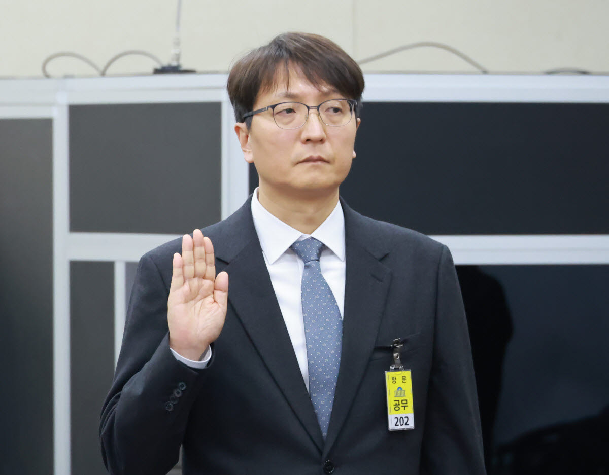 국회 청문회에서 선서하는 박대준 전 쿠팡 대표. (사진= 연합뉴스)