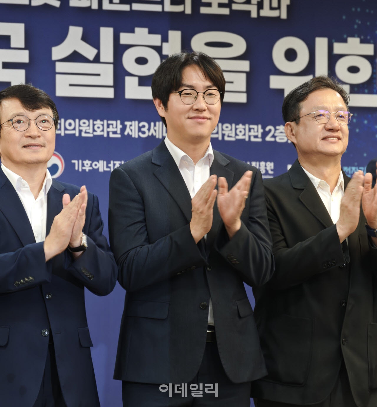 하정우 국가인공지능전략위원회 상근부위원장, 김의겸 더불어민주당 의원, 이성엽 고려대 기술법정책센터 교수가 2일 국회의원회관에서 열린 토론회에 앞서 기념촬영을 하고 있다. (사진=한광범 기자)
