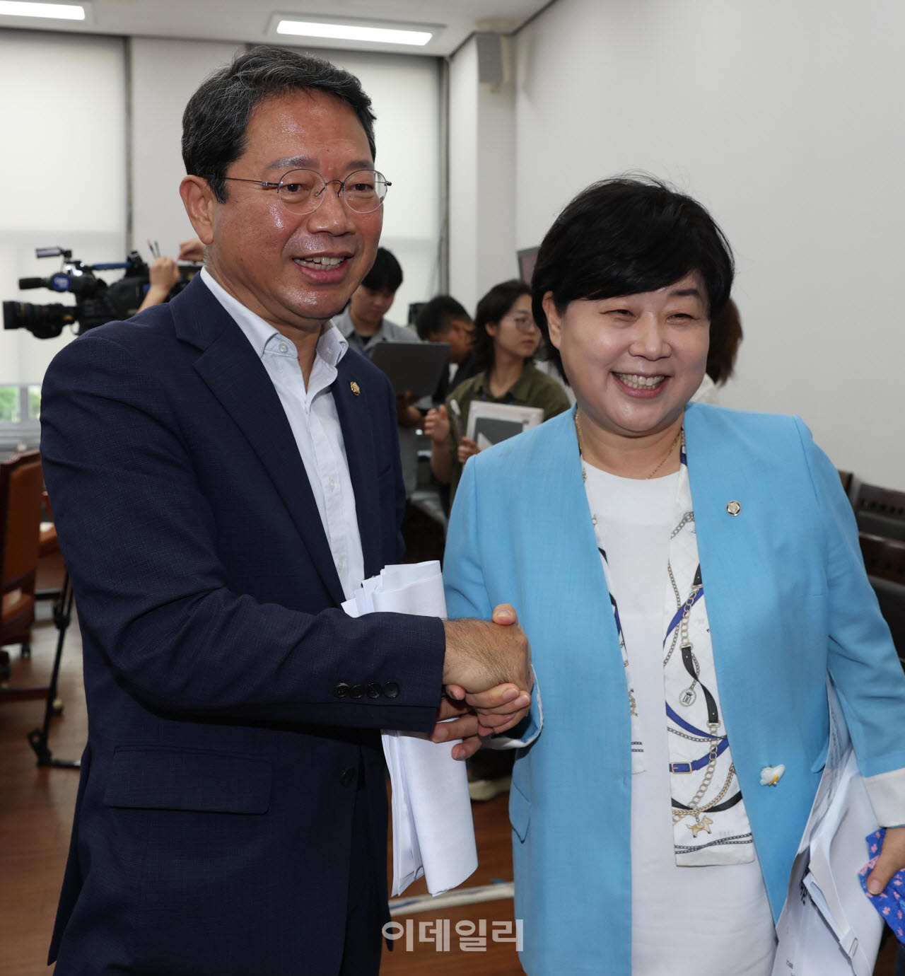 법무부 장관 후보자에 내정된 김승원(왼쪽) 더불어민주당 의원이 30일 서울 여의도 국회에서 조희대 대법원장 불출석 사유서 제출 관련 기자간담회를 마친 후 서영교 법제사법위원장과 악수하고 있다.(사진=노진환 기자)