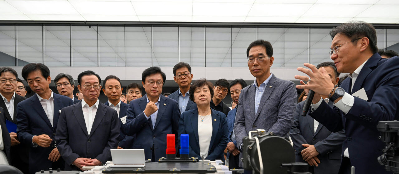 국회수소경제포럼 소속 의원들이 2일 현대차·기아 남양연구소를 방문해 현대차그룹 관계자로부터 수소연료전지 기술에 대한 설명을 듣고 있다. (사진=한국수소연합)