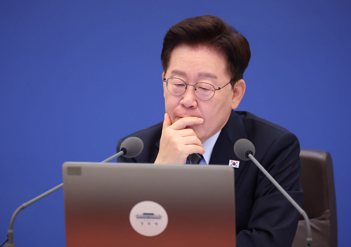 이재명 대통령이 1일 청와대에서 열린 국무회의에서 자료를 보고 있다. (사진=연합뉴스)
