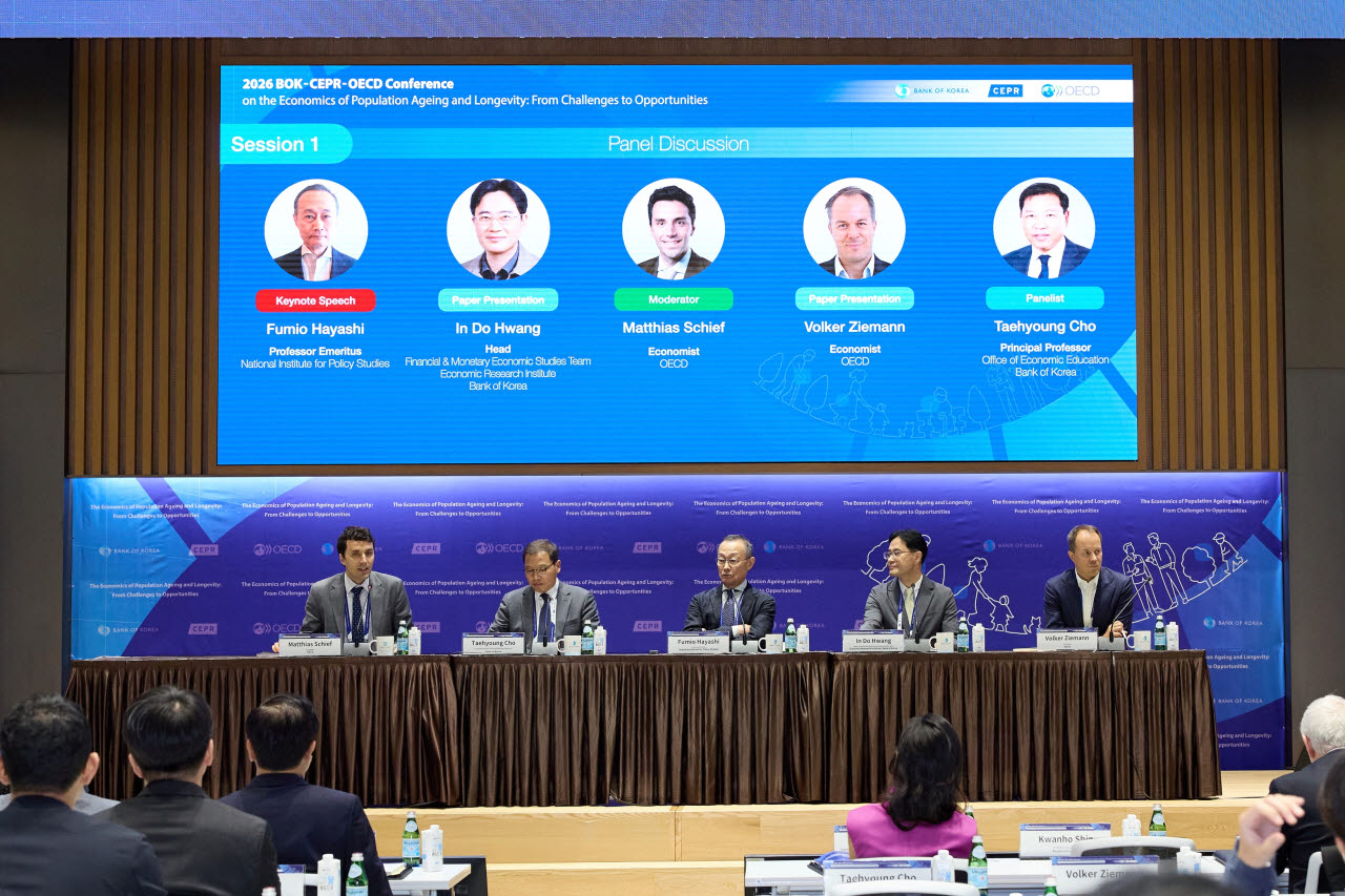2일 서울 중구 한국은행에서 열린 BOK-CEPR-OECD 공동 콘퍼런스에서 참석자들이 패널 토론을 진행하고 있다. 사진 왼쪽부터 마티아스 쉬프 OECD 이코노미스트, 조태형 한은 경제교육실 주임교수, 후미오 하야시 일본 GRIPS 명예교수, 황인도 한은 금융통화연구실장, 폴커 지만 OECD 이코노미스트.