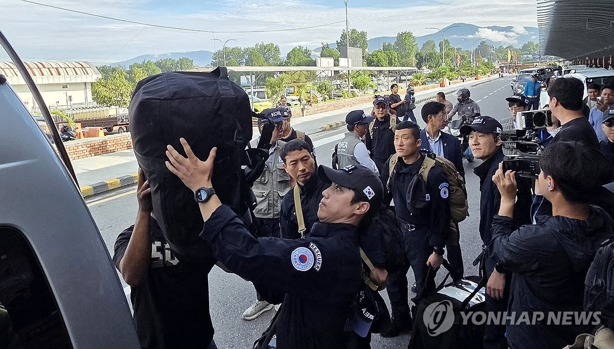 네팔 도착한 한국 긴급구호대 대원들. (사진=연합뉴스)