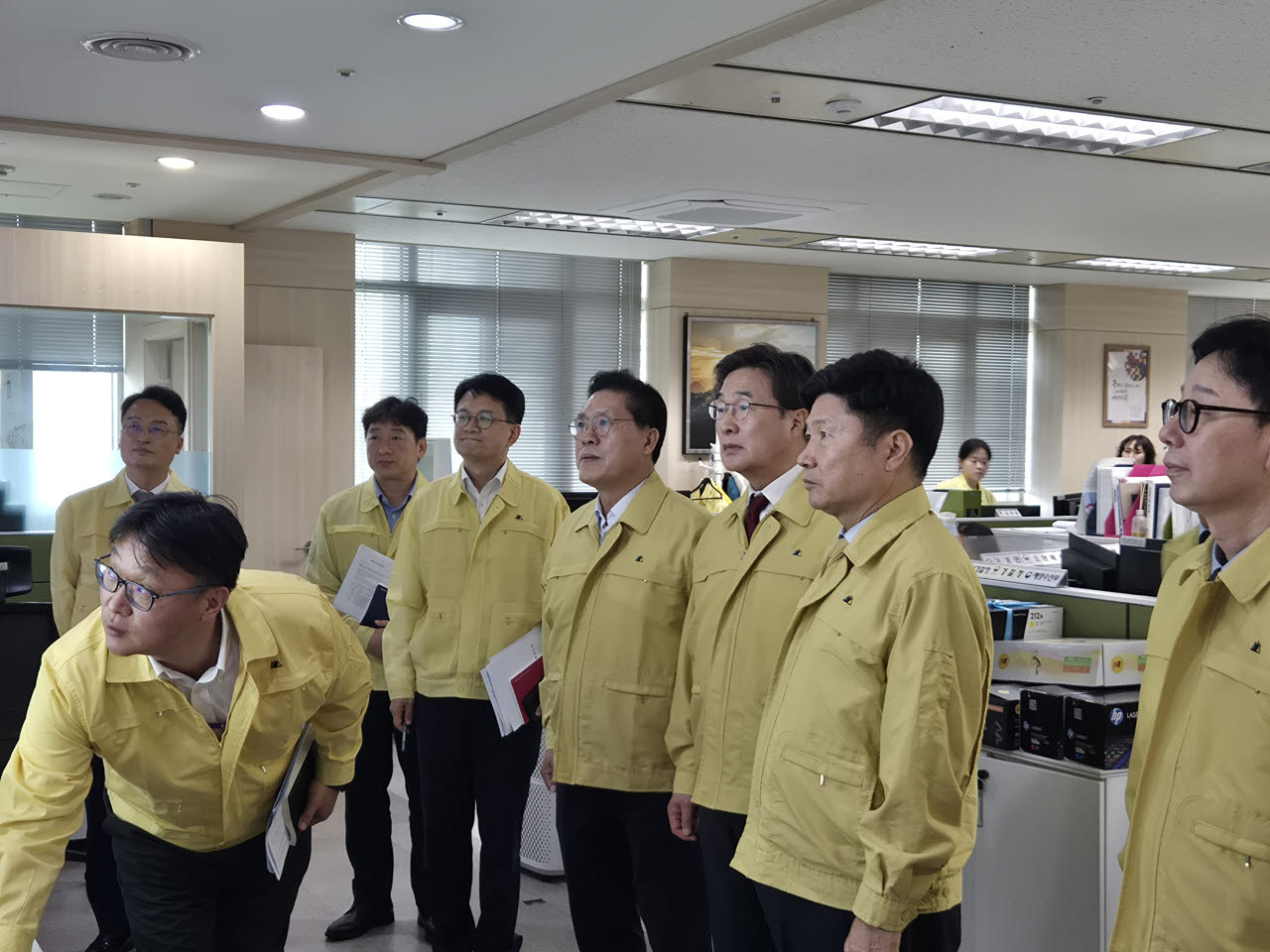 국회 외교통일위원회 소속 송석준 위원장, 홍기원 더불어민주당 간사, 김대식 국민의힘 간사가 2일 외교부를 방문해 네팔 홍수로 인한 우리 국민의 피해와 정부 대응 상황을 점검했다. (사진=국회 외교통일위원회)