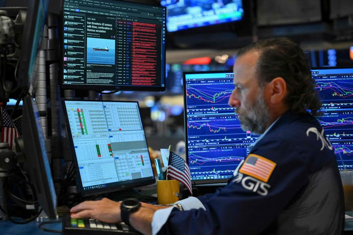 지난달 24일(현지시간) 미국 뉴욕증권거래소(NYSE)에서 한 트레이더가 업무를 보고 있다. (사진=AFP)