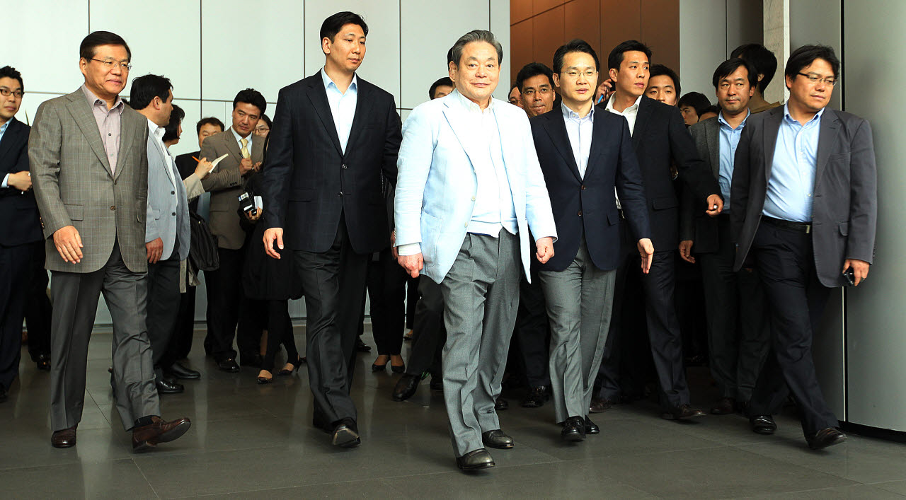 이건희 삼성 선대회장이 2011년 4월21일 삼성 서초사옥 집무실에 처음 출근했다. 이날 오후 서울 서초구 서초동 사옥에서 이 선대회장이 건물을 나서는 모습.(사진 = 연합뉴스)