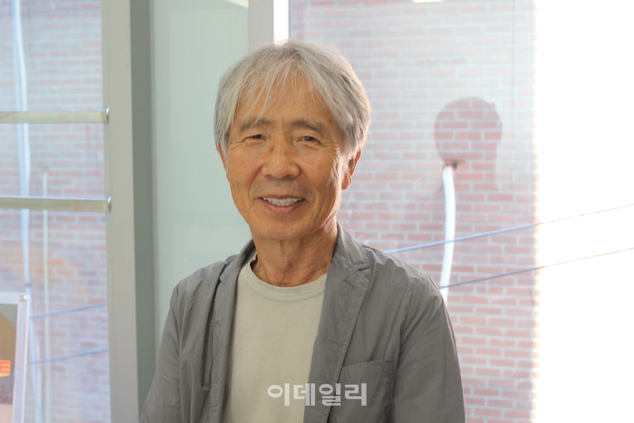 가수 최백호가 이데일리와 인터뷰를 마친 뒤 포즈를 취하고 있다.(사진=김현식 기자)