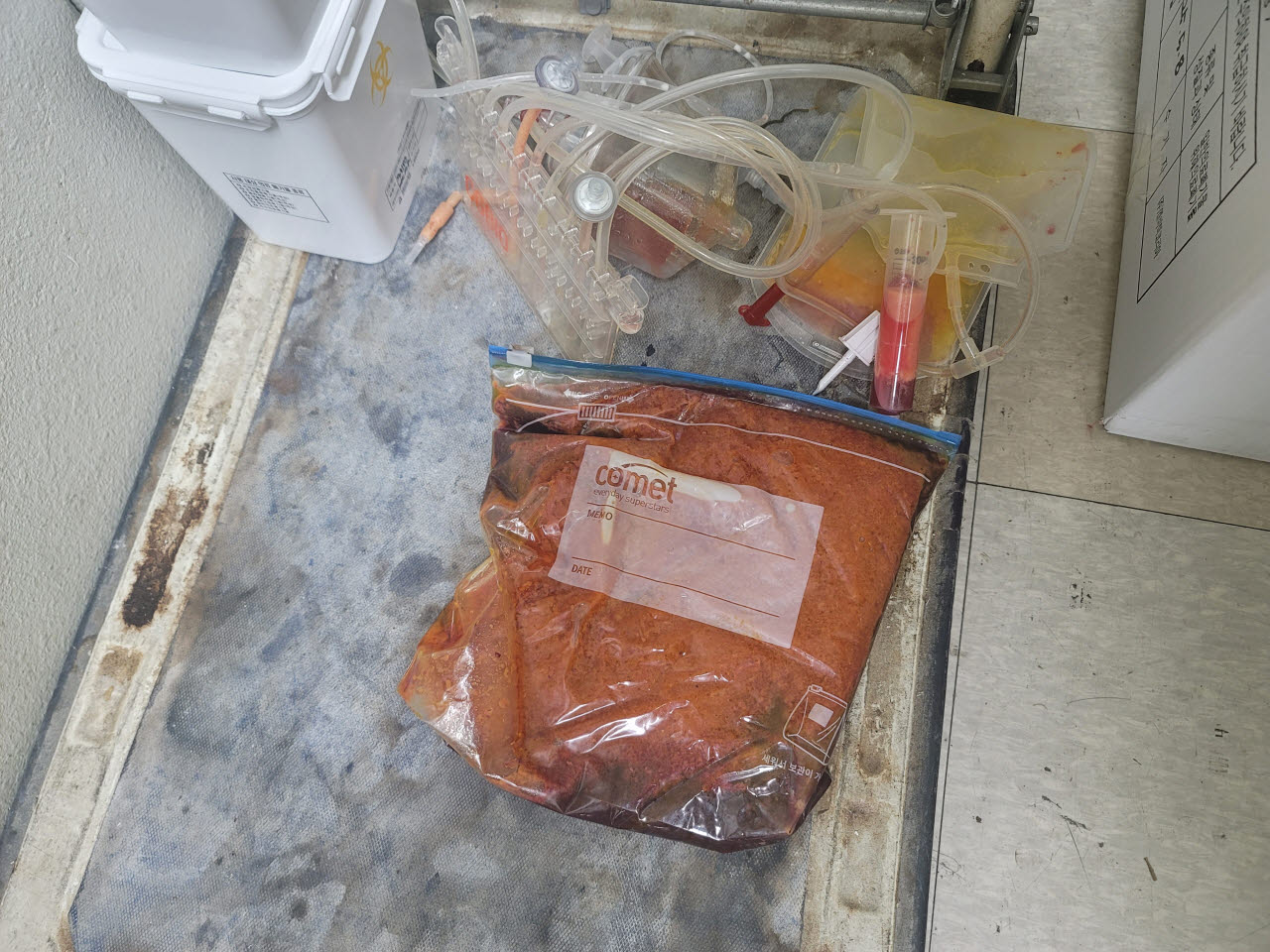 지퍼팩에 담긴 폐지방이 일반의료폐기물에 섞어 보관돼 있다.(사진=서울시)