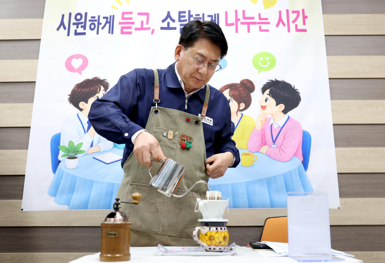유보화 성동구청장이 2일 신규직원들이 함께한 ‘소통 간담회’에서 직원들에게 전달할 드립커피를 내리고 있다. (사진=성동구)