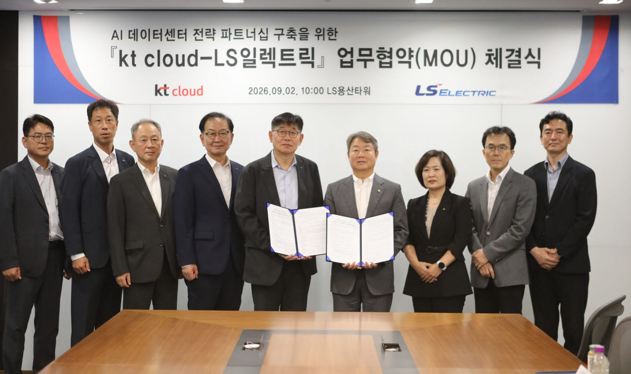 우측 3번째부터 kt cloud 최옥진 DC본부장, 김봉균 대표, LS일렉트릭 채대석 대표 순. 사진=kt클라우드