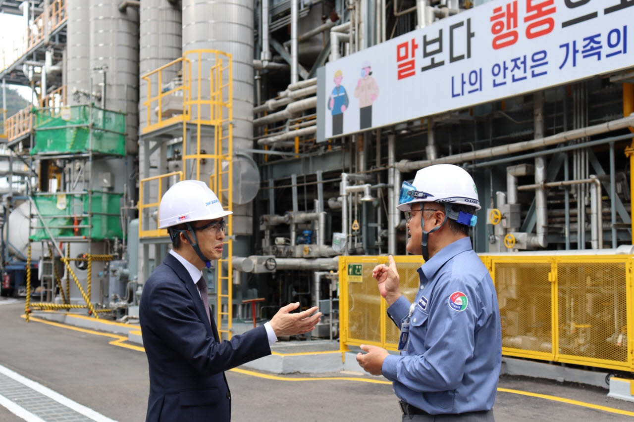 황기연 한국수출입은행장(왼쪽)이 지난 2일 전남광주 여수에 위치한 재원산업을 찾아 심성원 대표와 대화를 하고 있다.(사진=한국수출입은행)