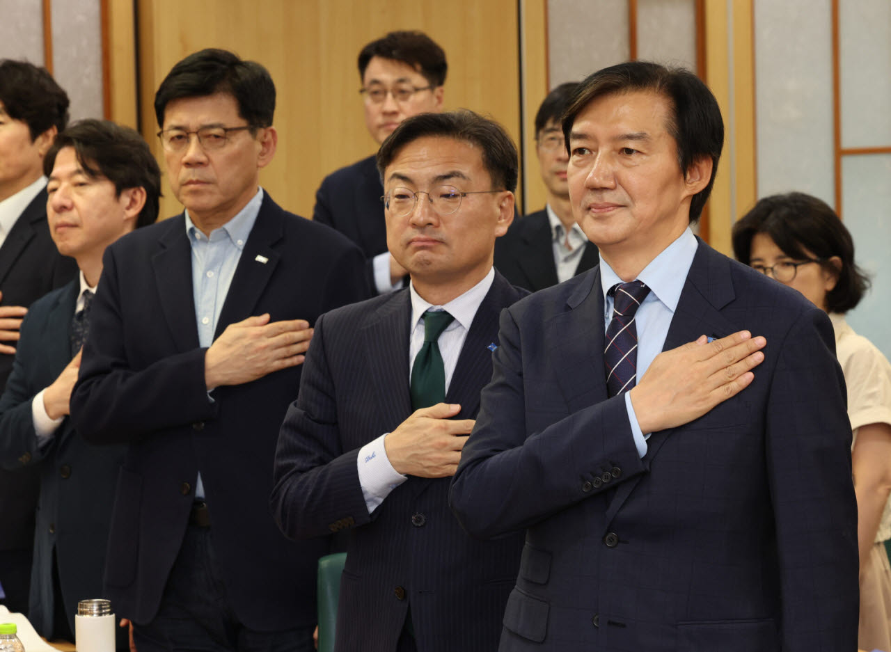조국(오른쪽) 조국혁신당 혁신지원정책연구원장이 27일 오후 서울 여의도 국회 의원회관에서 열린 혁신정책연구원 불평등 해법 연속토론회에서 국민의례를 하고 있다. 오른쪽부터 조 원장, 신장식 당대표, 김준형 원내대표. (사진=뉴시스)
