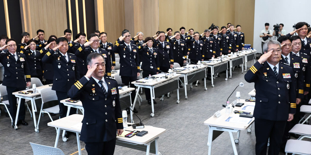 김종철 신임 경찰청장 직무대행과 경찰 지휘부가 3일 서울 서대문구 경찰청 어울림마당에서 열린 전국 경찰 지휘부 회의에서 국기에 경례하고 있다. (사진=연합뉴스)